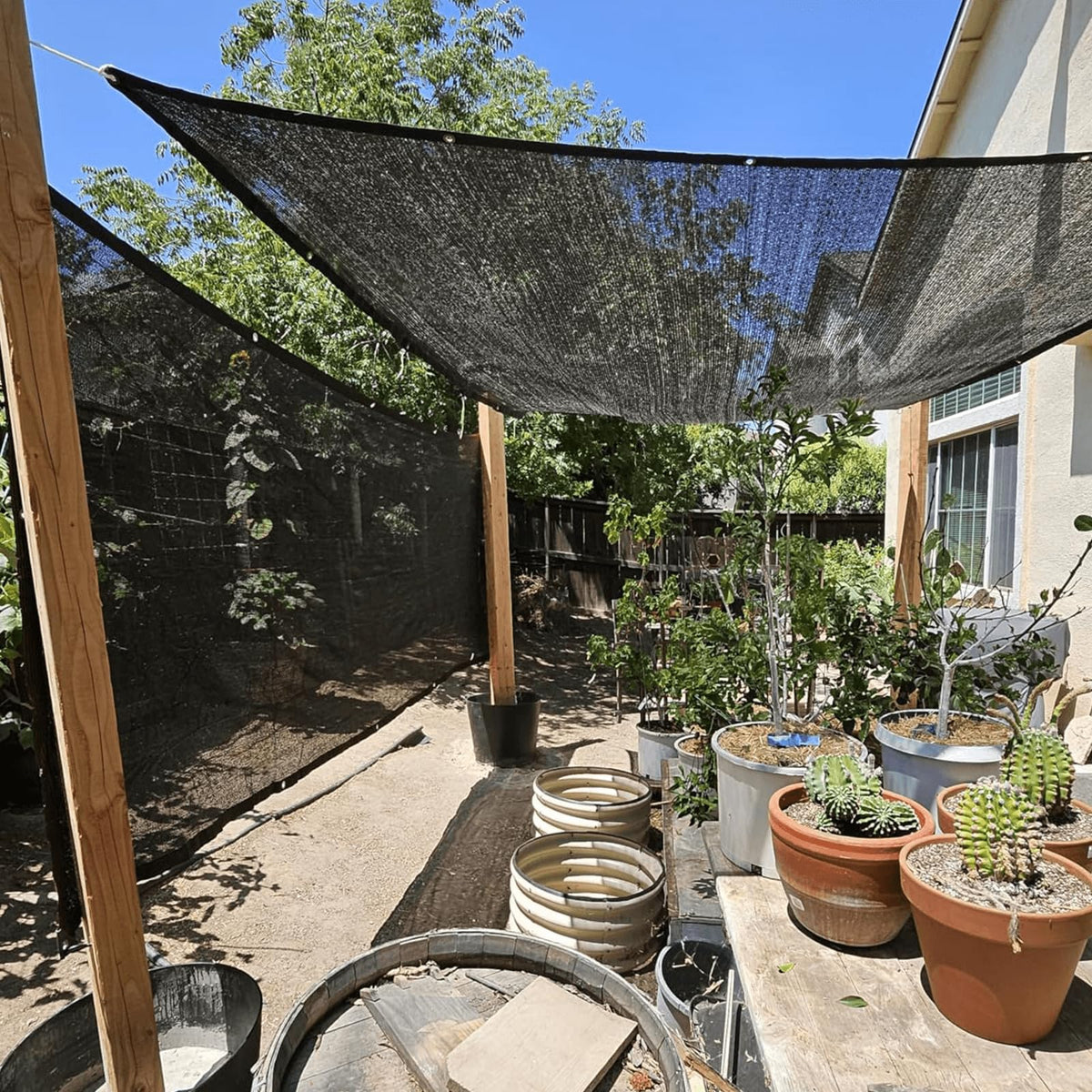 QLOFEI kennel shade cloth shields pets from harsh sunlight outdoors