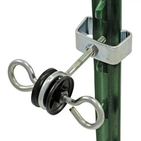 QMARK Farm T-post insulators with two rings prevent short circuits and stabilize lines.