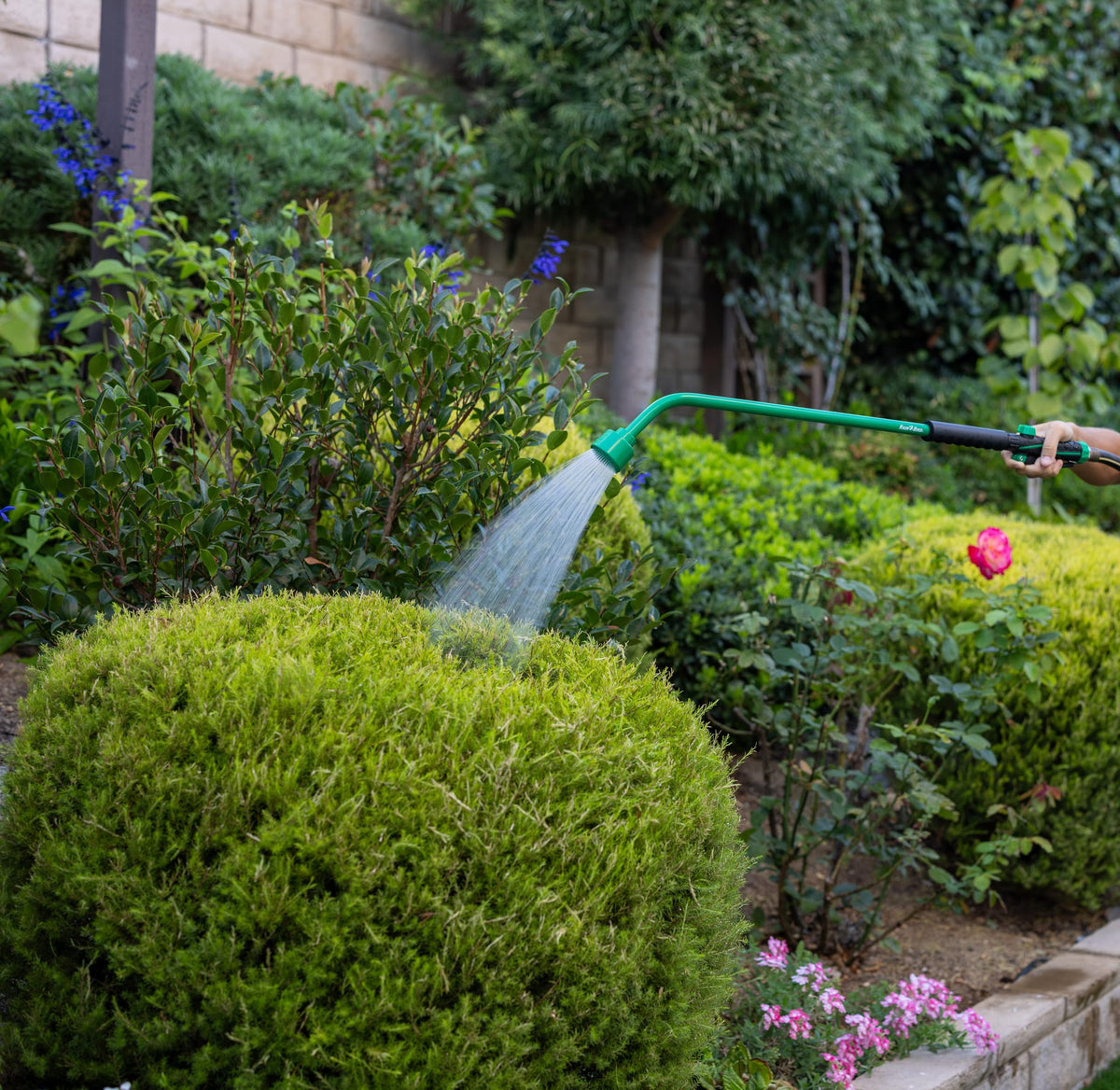 Rain Bird TRNZLWAND36 gasketed connection ensures a tight seal on standard hoses.
