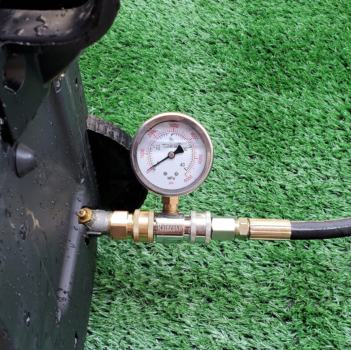 Raincovo dual-dial design supports quick pressure verification