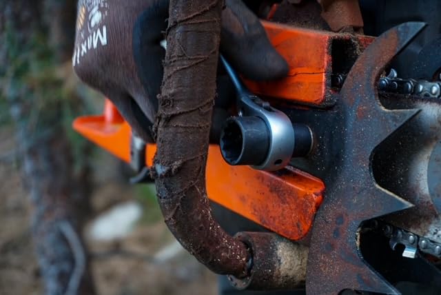 RatchetScrench groove-cleaning tip clears debris for smoother lubrication.
