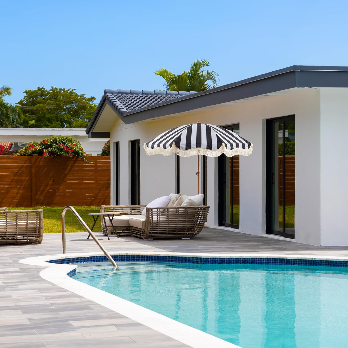 Rayjee fringe patio umbrella pole ensures durable support for all-day use.