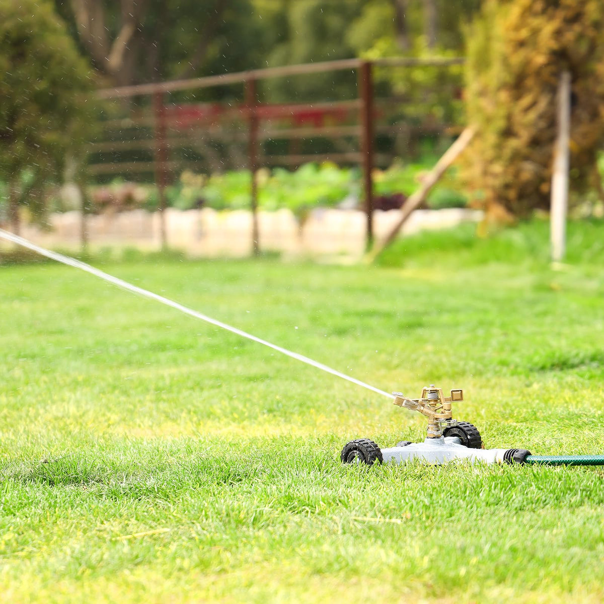 Restmo 360-degree rotation head provides uniform coverage across large lawns.