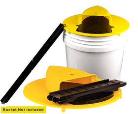 Flip lid action guiding mice into the bucket with minimal effort.