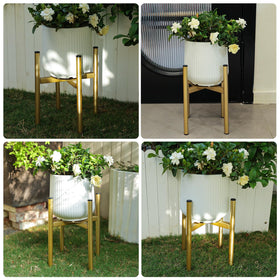 Rioneta corner-friendly stand fits living rooms, patios, or offices.