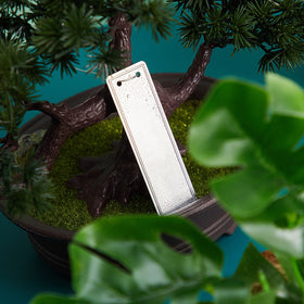 Ripeng sturdy metal wires keep plant labels securely attached.