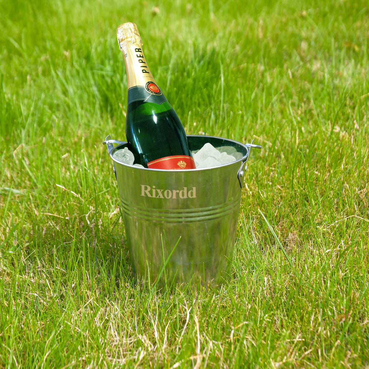 Rixordd grease bucket with beveled rim to prevent overflows during transfers.