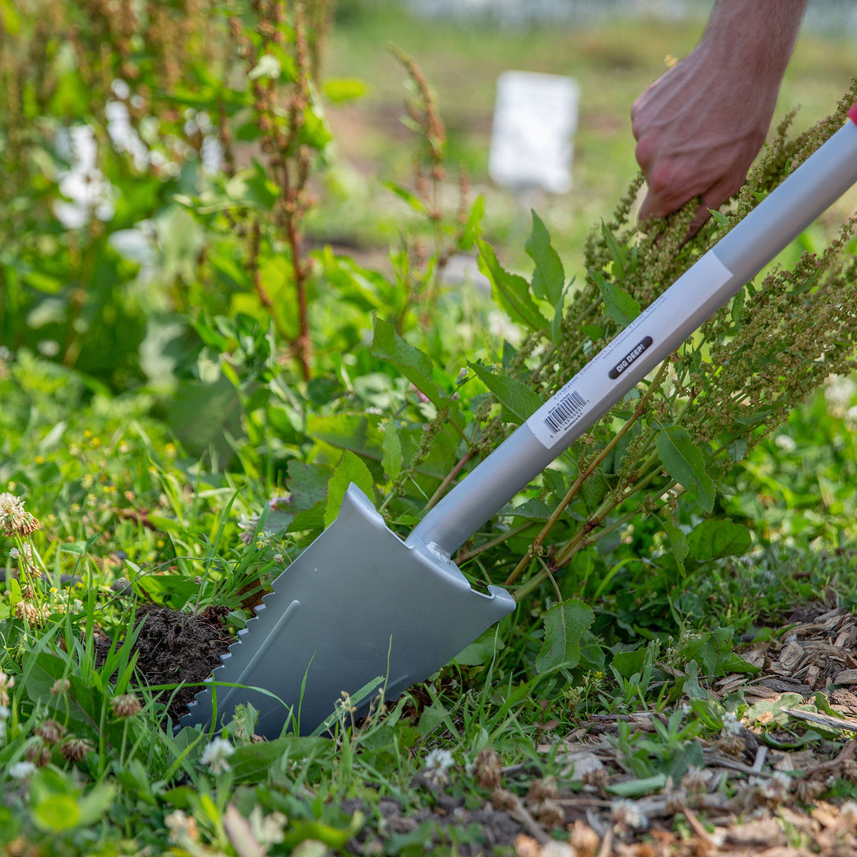 Root Assassin pointed tip enables deeper digging and maximum leverage