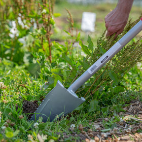 Root Assassin pointed tip enables deeper digging and maximum leverage
