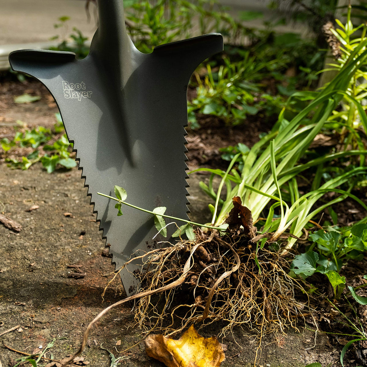 Root Slayer Nomad compact fiberglass shaft provides stable, comfortable digging control.