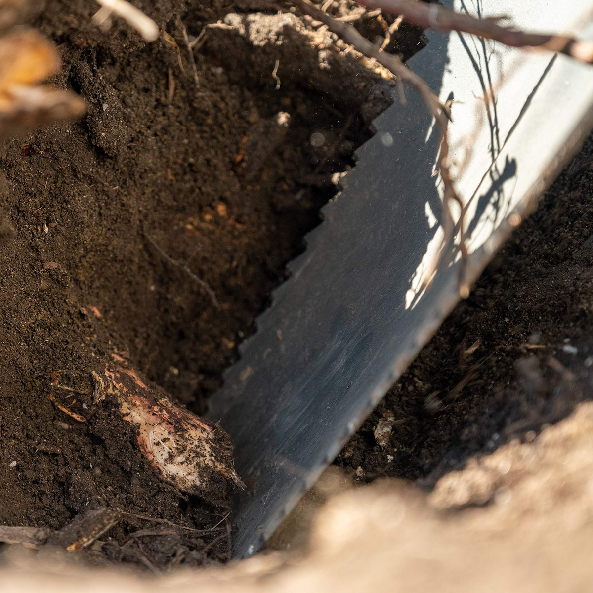 Root Slayer non-latex grip offers comfortable handling on long sessions.