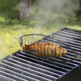RTT detachable handle for storage and closing grill cover.