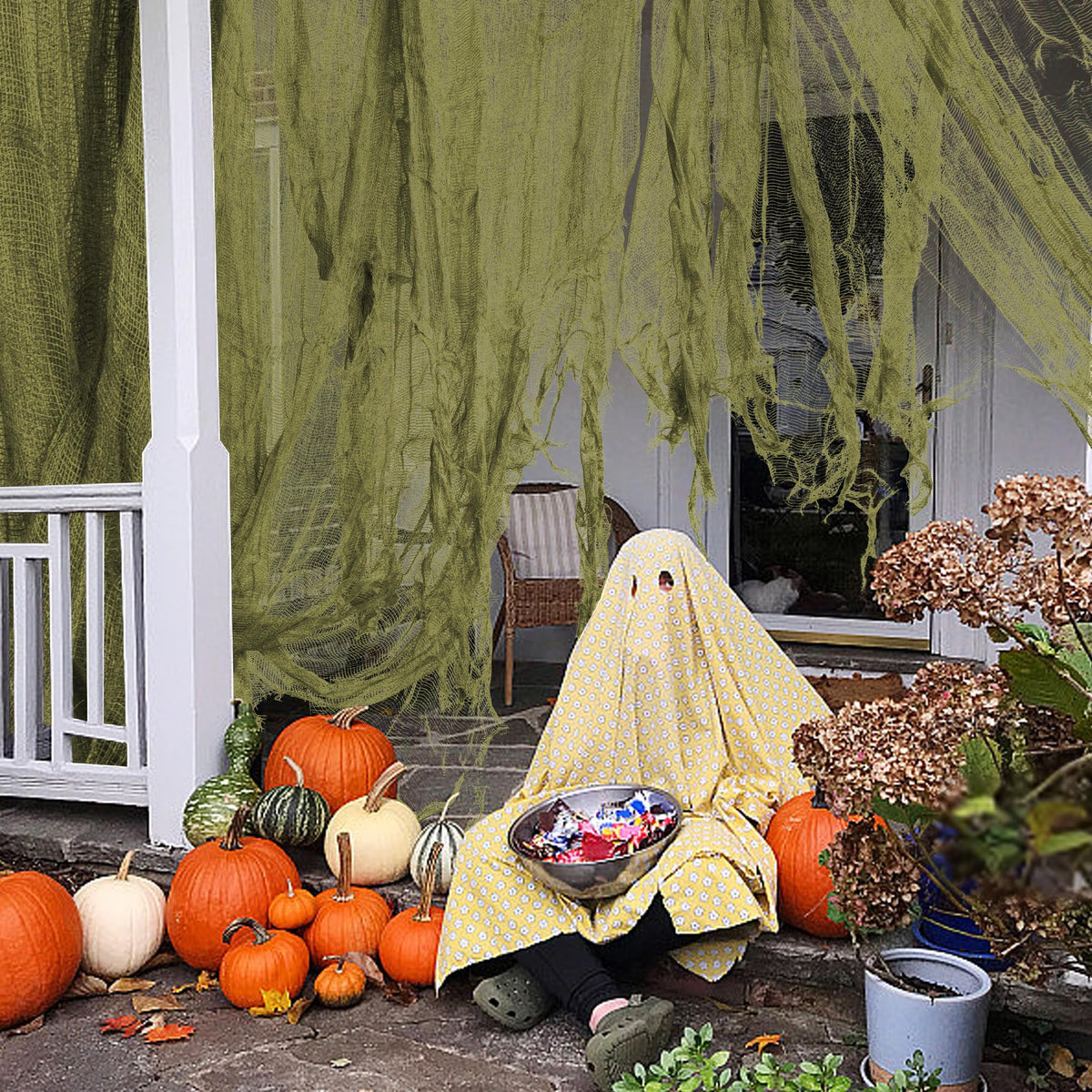RunNico spooky fabric hanging enhances lamp silhouettes and wind-sway visuals.