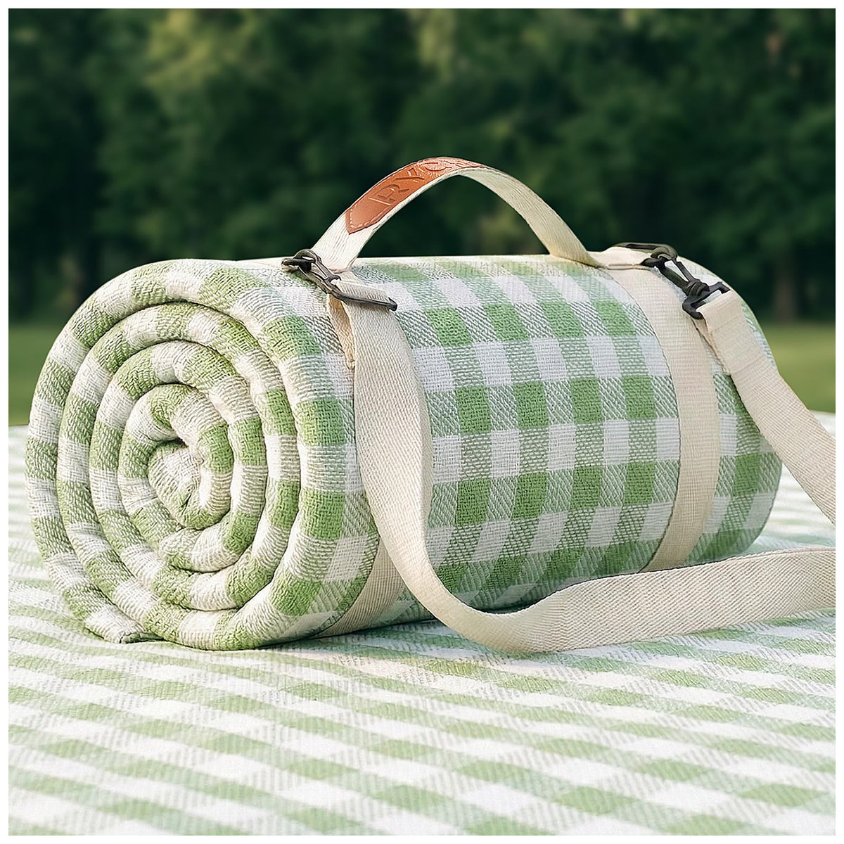 RYCHIC extra-large waterproof picnic blanket for 4-8 adults, ideal for family picnics.
