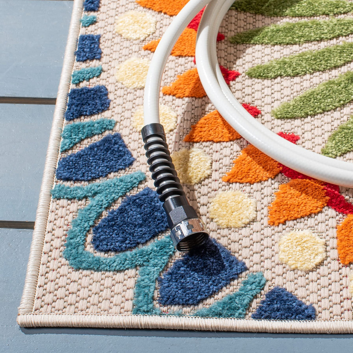SAFAVIEH Cabana floral pattern brightens patios and sunrooms.