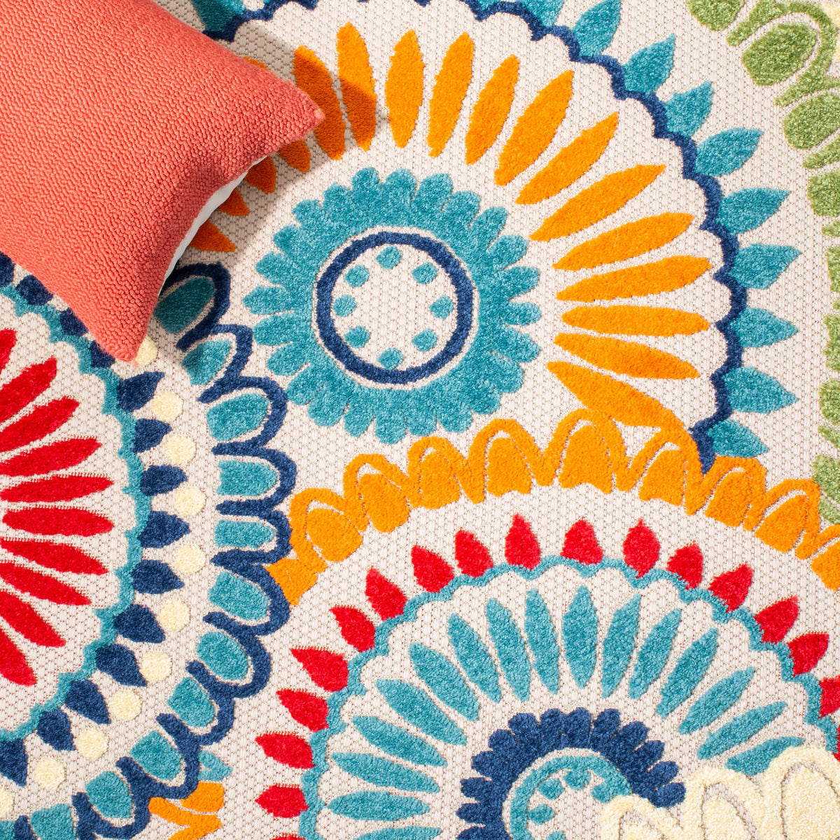 SAFAVIEH outdoor rug resists weather and UV exposure for outdoor use.
