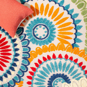 SAFAVIEH outdoor rug resists weather and UV exposure for outdoor use.