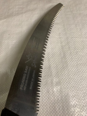 SAMURAI Kanzawa Ichigeki tri-cut teeth deliver efficient cutting.