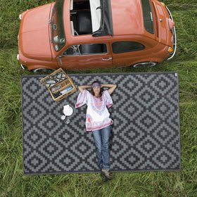 SAND MINE easy-clean outdoor rug ready for quick maintenance