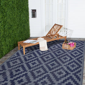 SAND MINE easy-clean polypropylene rug rinses clean after use.