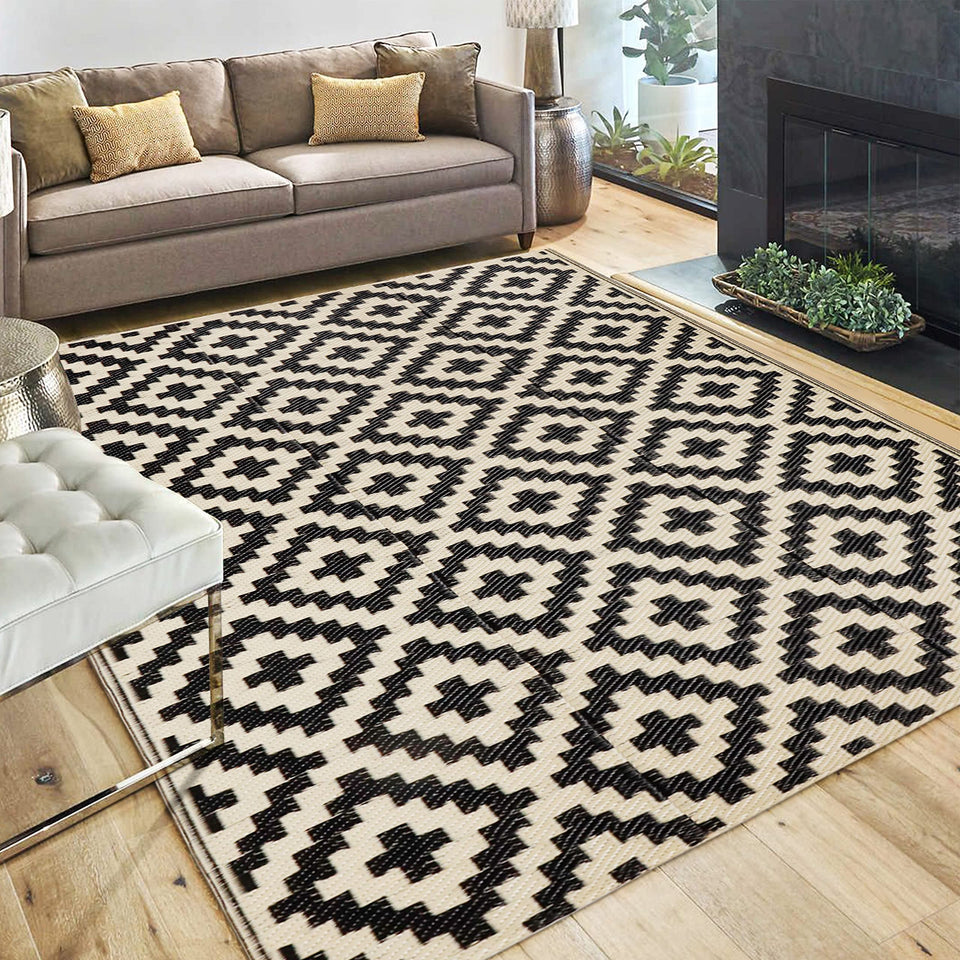 SAND MINE 4x6 reversible patio rug with lattice pattern for easy indoor or outdoor styling.