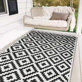 SAND MINE waterproof outdoor rug 5x8 in black-white lattice for patio decor and protection.