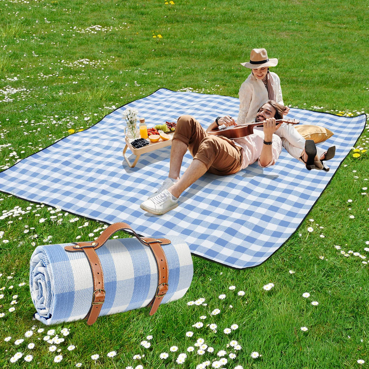 Sapsisel blanket with waterproof back helps you stay dry on damp grass.