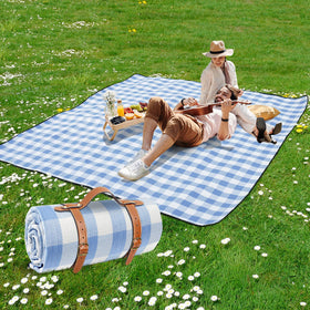 Sapsisel blanket with waterproof back helps you stay dry on damp grass.