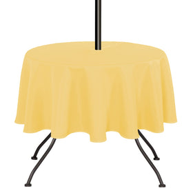 SARAFLORA waterproof tablecloth keeps outdoor tables clean during barbecues and picnics.