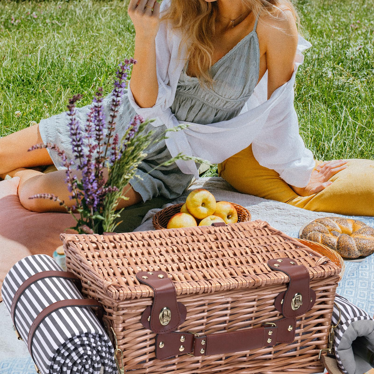 SatisInside striped basket presented as a gift-ready picnic set.