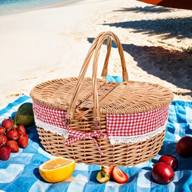 SatisInside checkered design enhances classic outdoor dining aesthetics.
