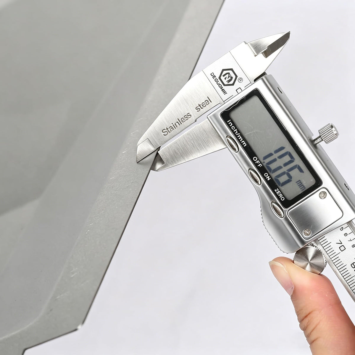 SearCook durable metal construction resists heat and wear.