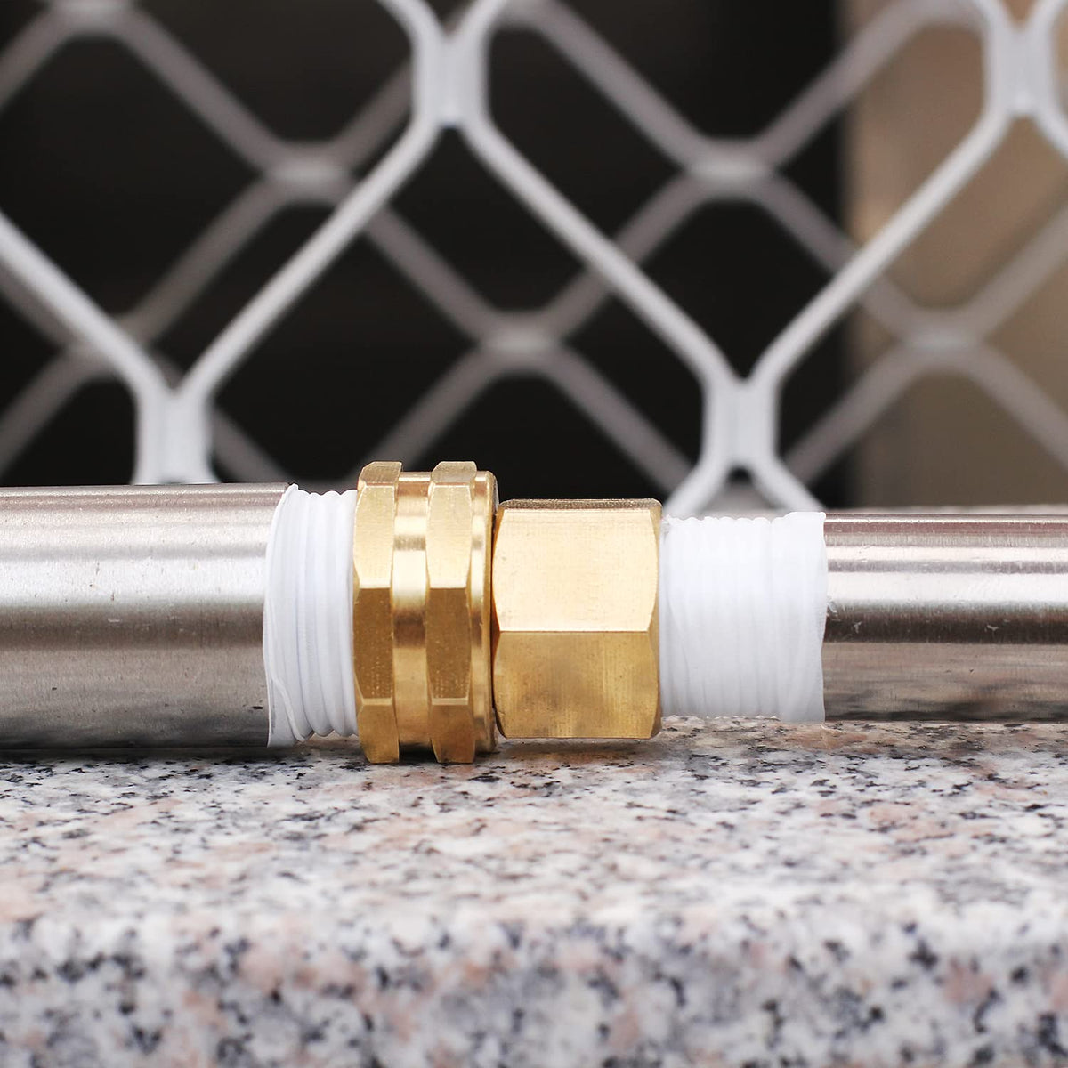 SIGURANTA sealing tape included enhances joint tightness during installation.