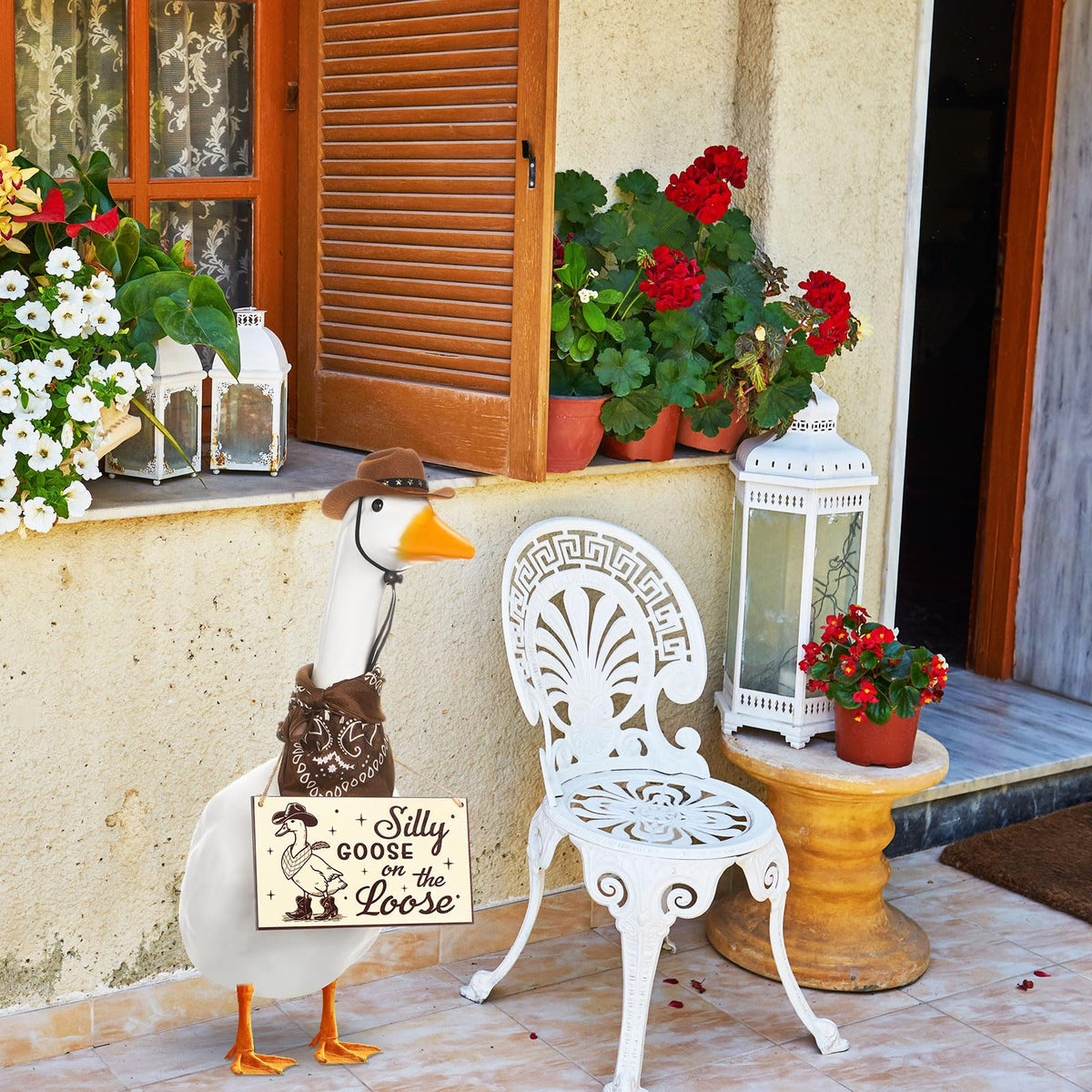 Silicherry goose decor fits up to 23 inches for versatile placement.