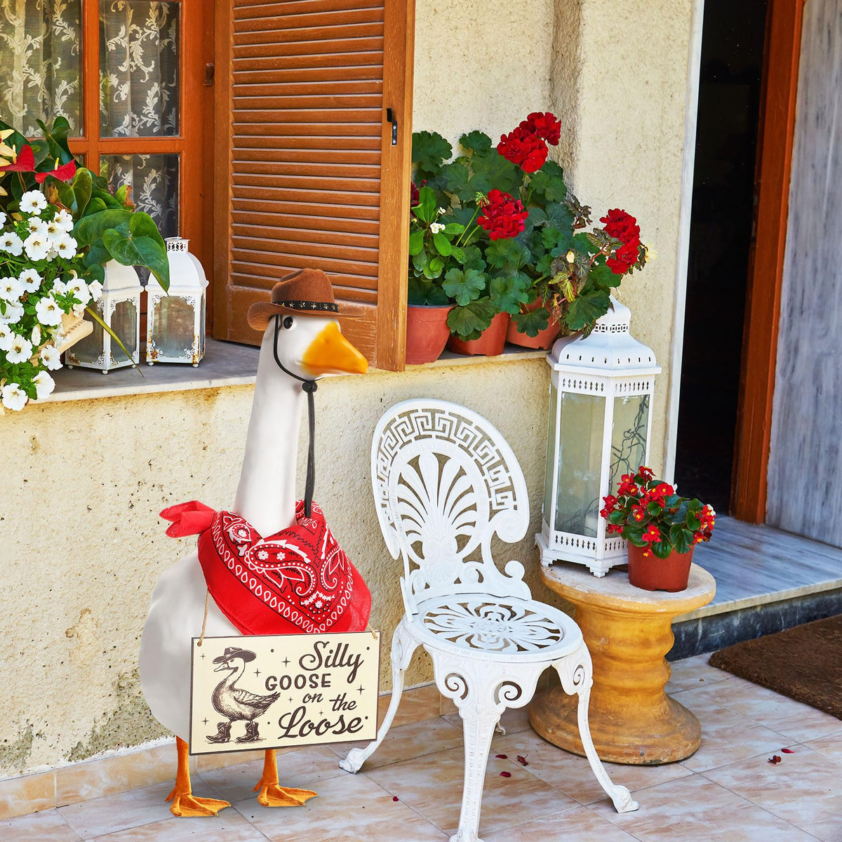 Silicherry Outdoor Lawn Goose Decor Set elevates patio decorations.