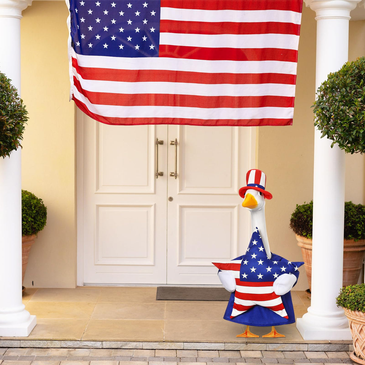 SilTriangle star-themed goose outfit creates eye-catching garden focal point