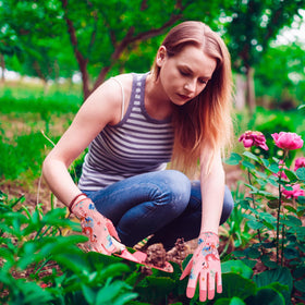 SLARMOR garden gloves offer touchscreen access for thumb and forefinger use
