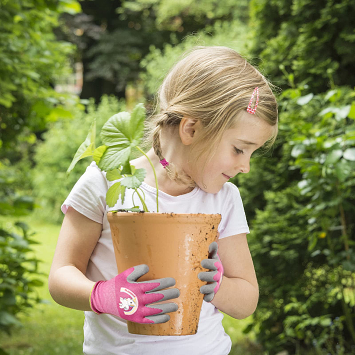 SLARMOR kids gardening gloves elastic cuff close-up; secure wear and dust protection.