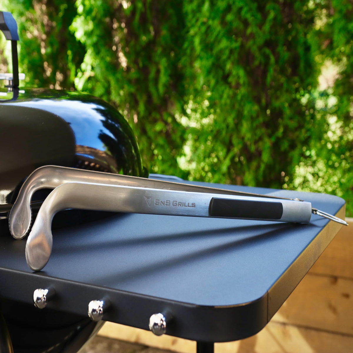 Slow ’N Sear Cherry Picker rubber handle tongs provide comfortable heat-resistant grip during long cooks