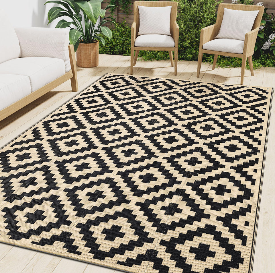 Smiry waterproof outdoor rug 5x8 with geometric black-beige pattern for patio use