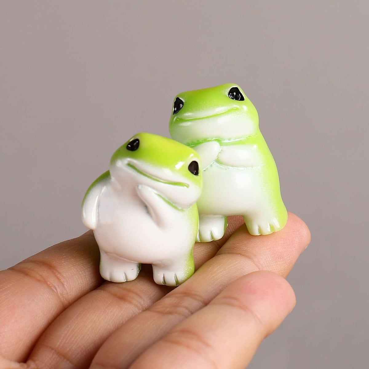 SOFREELIU hugging chest pose frog, adds whimsical charm to decor.