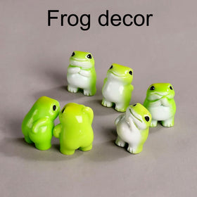 SOFREELIU mini resin frogs side view, ideal for shelves and display.