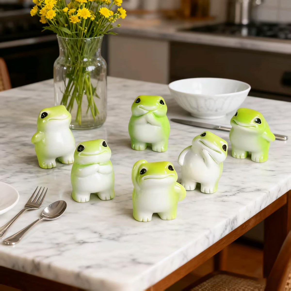 SOFREELIU smirk pose frog, eye-catching tabletop accent for displays.