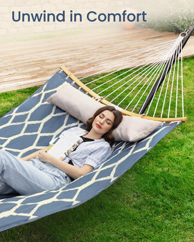 Songmics Hammock wooden spreader bars provide stable lounging.