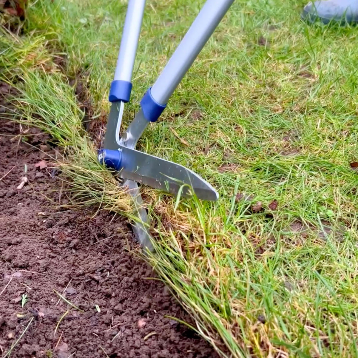 Spear & Jackson Razorsharp Edging Shears ideal for edging lawns, borders, and beds.