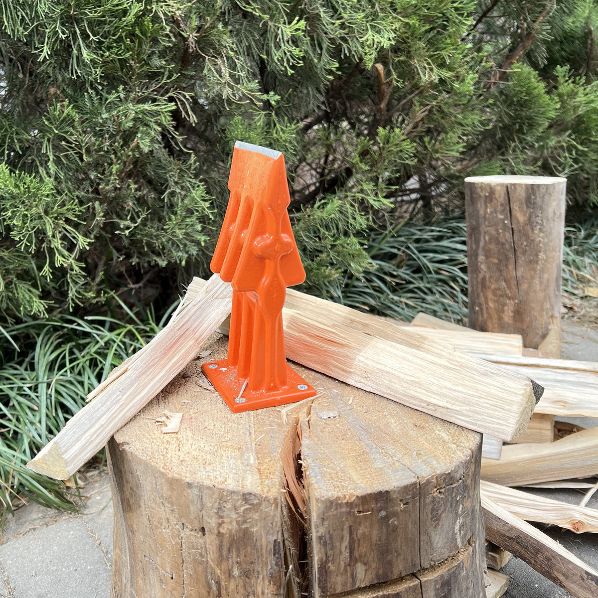 SPEED FORCE in-use action splitting kindling for fires