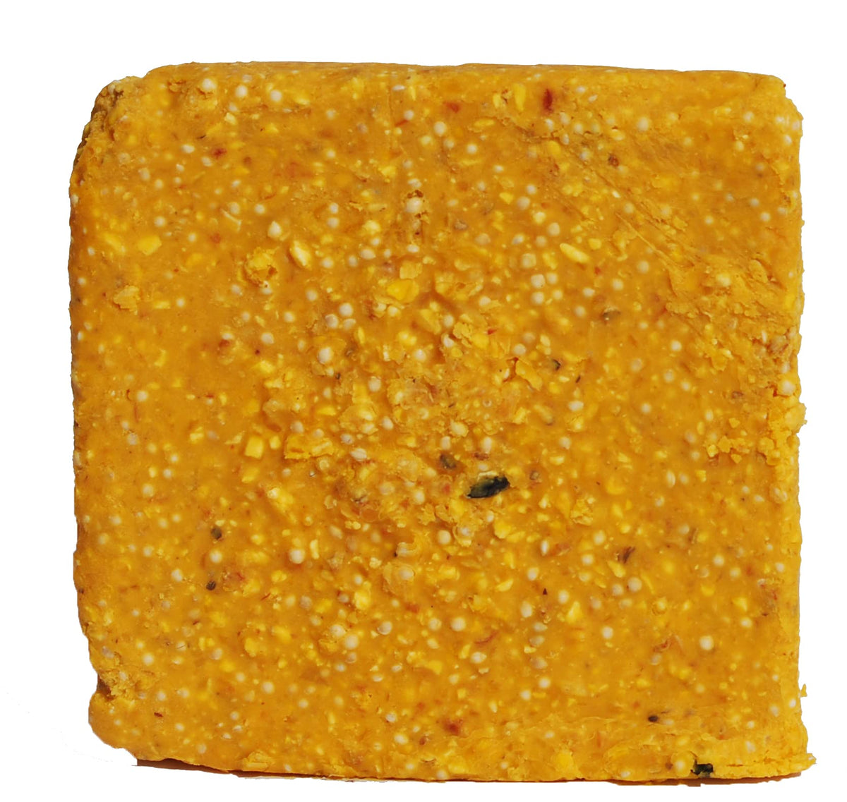 ST. ALBANS BAY SUET PLUS melt-resistant cake supports prolonged feeding in warm weather.