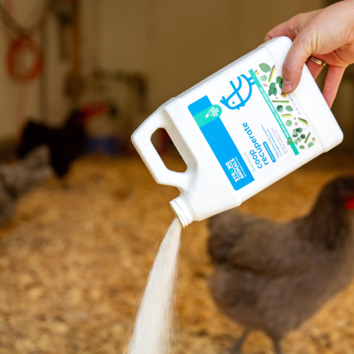 Strong Animals Coop Recuperate packaging view showing moisture absorption feature for bedding.