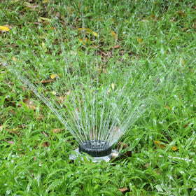 Styddi heavy-duty metal base keeps the sprinkler steady during watering.