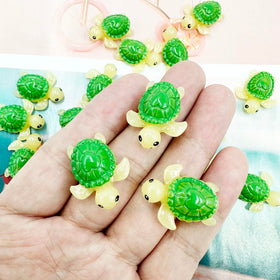 Fairy garden scene featuring Suartus mini green turtles for whimsy